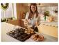 Eine Frau backt Mini-Pfannkuchen in einer SILVERCREST® Pancake-Pfanne.