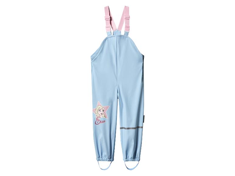 Hellblaue Regenhose mit Elsa (Die Eiskönigin) Motiv und rosa Hosenträgern.