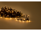 Weihnachts-Lichterkette mit warmweißen LEDs auf schlichtem Hintergrund.