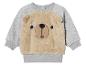 Grauer Baby-Pullover mit einem Bärenmotiv.