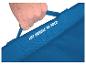 Ein blauer Griff mit der Aufschrift 'Lift Handle to Fold'.