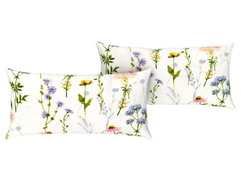 Zwei Dekokissen mit Blumenmuster.