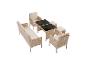 Geflecht-Gartenmöbel-Set mit Sofa, zwei Sesseln, Couchtisch und zwei Hockern.
