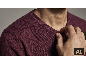 Nahaufnahme eines Mannes in einem weinroten Strickpullover.