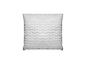 Ein weißes Kissen mit Wellen-Steppung.