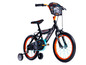 Ein schwarzes Kinderfahrrad mit orangen Akzenten und Stützrädern.