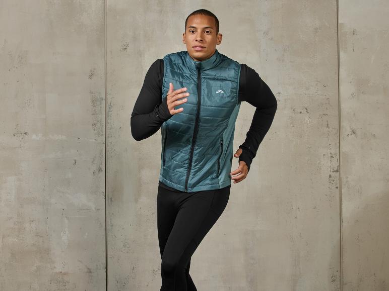Mann trägt eine blaue Weste von Craft und schwarze Trainingshose.