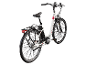 Weißes Elektrofahrrad mit Gepäckträger und schwarzem Sattel, von hinten gesehen.