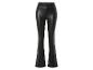 Schwarze Lederhose mit weiten Beinen.