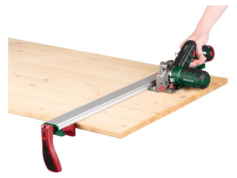 PARKSIDE Kreissäge mit Führungsschiene und Zwingen auf einem Holzbrett.