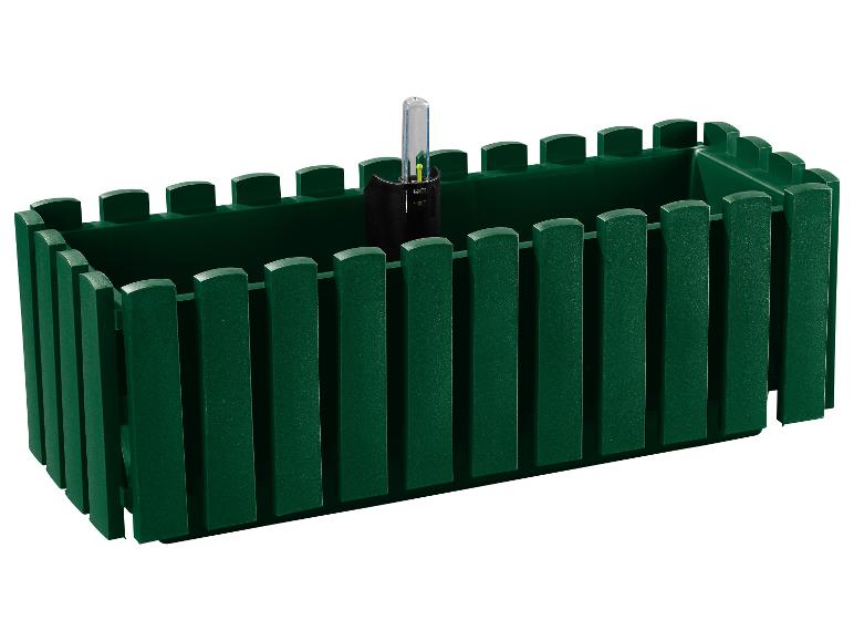 Ein grüner Blumenkasten mit Bewässerungssystem.