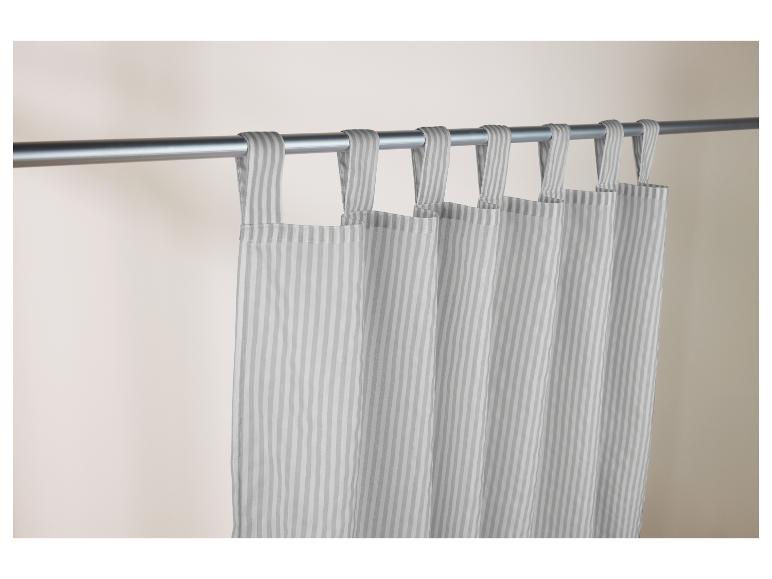 Gestreifte Vorhänge an einer Stange