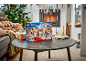 Kinder-Adventskalender mit Spielzeug auf einem Tisch in einem gemütlichen Zimmer.