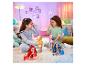 Kinder spielen mit stylischen Rainbow High Puppen.