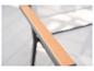Nahaufnahme einer modernen Outdoor-Stuhllehne mit heller Holzoptik und dunklem Rahmen.