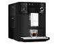 Schwarze Melitta CI Touch Kaffeemaschine, die Espresso in eine Glastasse zubereitet.