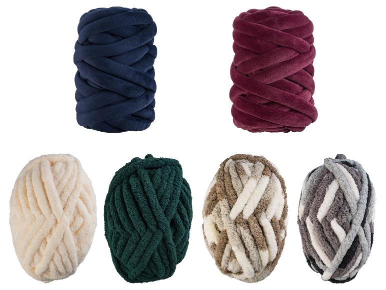 Sechs Knäule dickes Garn in verschiedenen Farben.