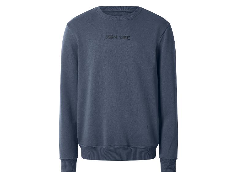 Blaugraues Sweatshirt mit den Koordinaten „55°N 12°E“ auf der Vorderseite.