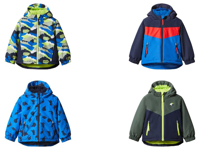 Vier Kinderjacken: eine mit Camouflage-Muster, eine rot-blaue, eine mit Dinosauriern und eine grün-marineblaue.