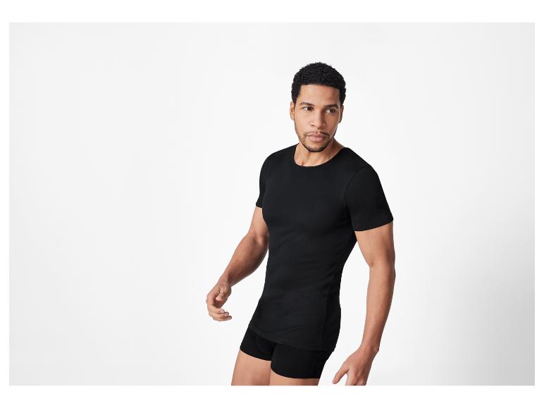 Mann in schwarzem T-Shirt und Unterwäsche.