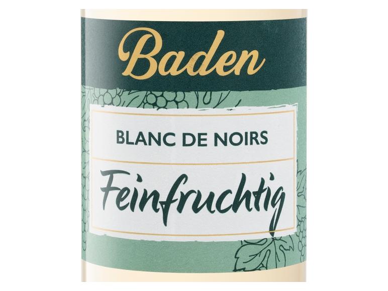 Weißwein mit der Aufschrift „Baden Blanc de Noirs Feinfruchtig“ und Weinrebenmotiv.
