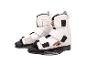 Paar weiße Wakeboard-Bindungen mit schwarzen Riemen und Sohlen.