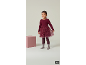 Mädchen in weinrotem Langarmkleid mit Tüllrock, passender Strumpfhose und grauen Socken