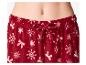 Rote Pyjamahose mit weißen Schneeflocken und Schleifen, mit Kordelzug in der Taille.
