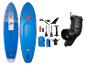 Blaues aufblasbares SUP-Board mit Paddel, Pumpe, Finne, Taschen und Elektromotor.