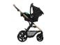 Schwarzer Kinderwagen mit Babyschale und Becherhalter, mit goldenen Akzenten.