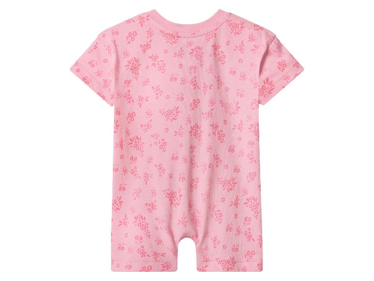 Rosa Baby-Strampler mit kurzen Ärmeln und Beinen, mit dezentem Blumenmuster.