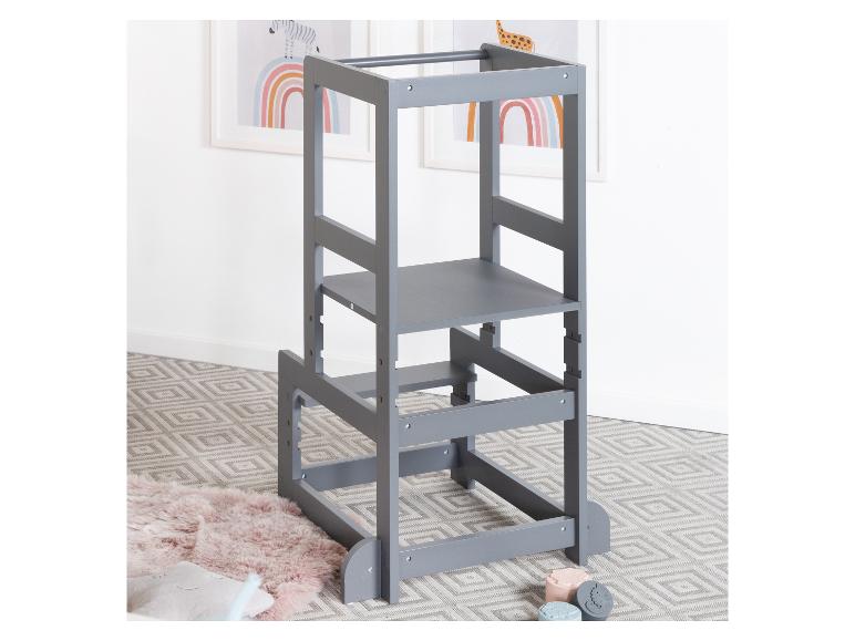 Grauer Lernturm aus Holz für Kinder mit verstellbaren Regalen, auf einem Teppich mit geometrischem Muster