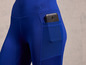 Blaue Leggings mit einem Netz-Tasche für ein Smartphone.