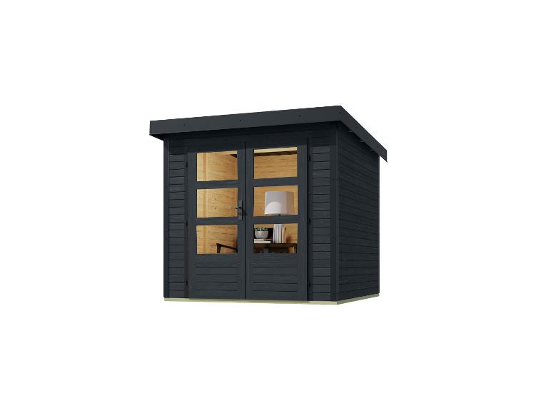 Dunkles Gartenhaus aus Holz mit Glastüren und beleuchtetem Innenraum.