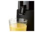 Schwarzer Entsafter mit einem Glas frischem Orangensaft