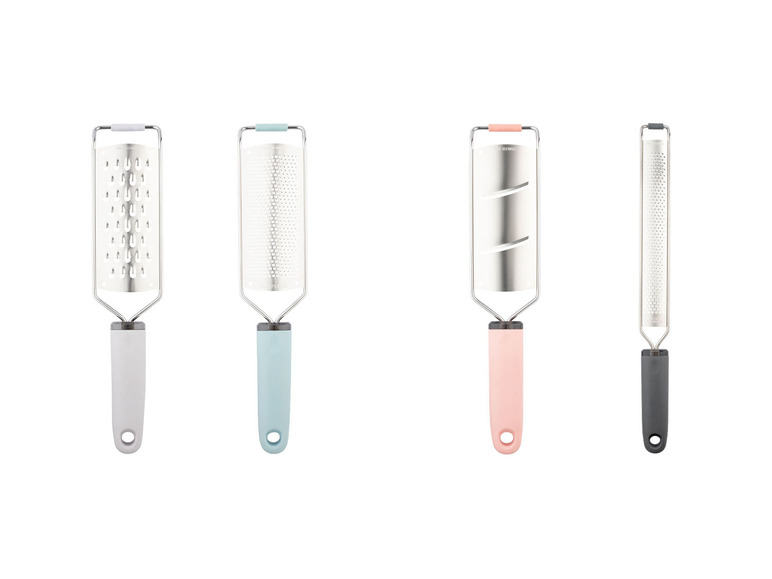 Vier verschiedene Reiben mit bunten Griffen.