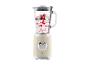 Cremefarbener Mixer mit Beeren und Joghurt.