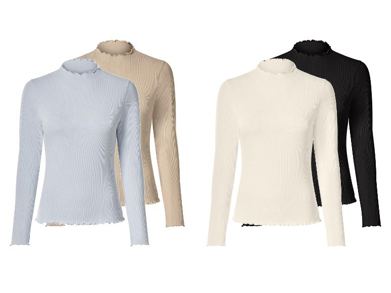 Vier gerippte Langarmblusen mit Rüschenkragen und -saum.