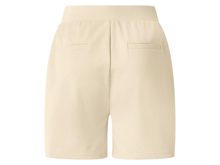 Beige Damenshorts mit elastischem Bund und Gesäßtaschen.