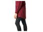 Frau in roter Jacke und schwarzen Sportleggings, Seitenansicht.