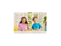 Zwei lächelnde Kinder spielen mit Tierfiguren und einem Obstwagen.