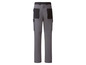 Graue Cargohose mit schwarzen Details.
