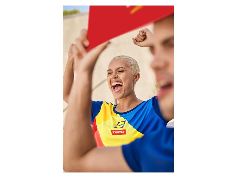 Trek-Radrennfahrer feiern einen Sieg in Lidl-Trikots.