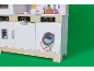 Kinder-Spielzeugküche aus Holz mit einer Waschmaschine vor grünem Hintergrund.