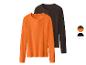 Zwei gerippte Langarmshirts, eines in Orange und eines in Dunkelbraun.