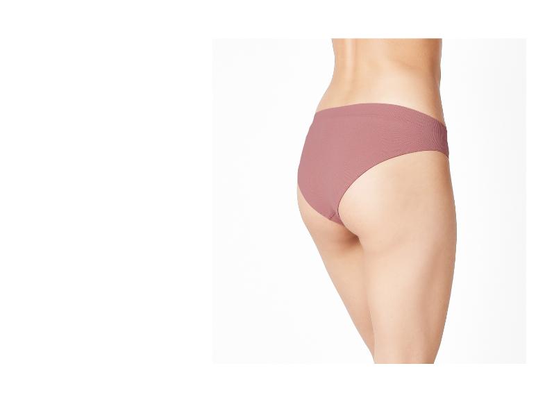 Eine Frau trägt rosa nahtlose Unterwäsche.