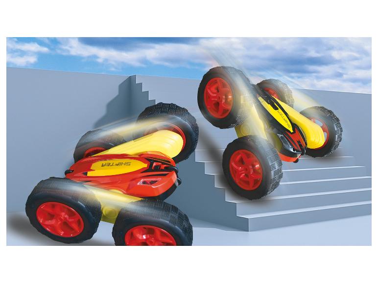 Zwei Shifter ferngesteuerte Autos fahren eine Treppe hinunter.