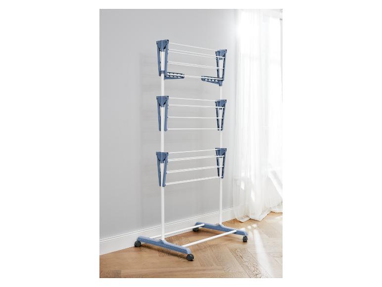 Wäscheständer auf Rollen, blau und weiß, am Fenster