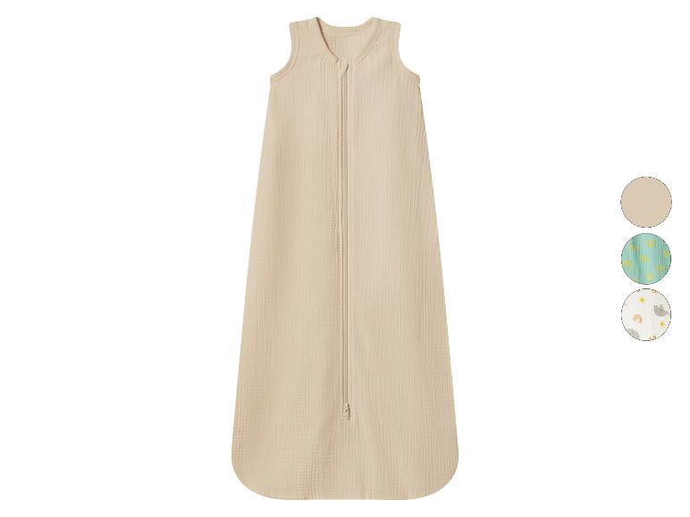 Beiger Babyschlafsack mit Frontreißverschluss und Stoffmustern.