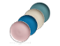 Vier bunte Teller in Rosa, Blau, Creme und Türkis, 20,5 cm groß.